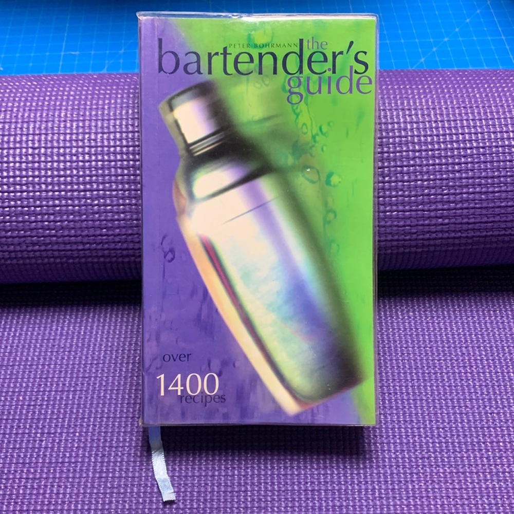 Bartender’s Guide 1400 Cocktails Book with protective cover EUC
